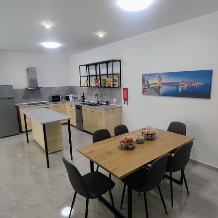 Deggies Apartments - Spacious, Modern Apartment! 나샤르 외부 사진